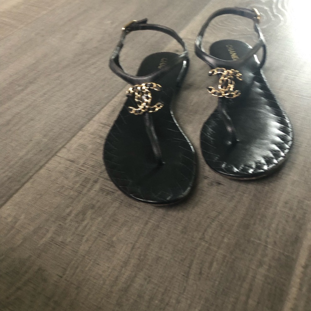 Chanel thong sandals 🖤